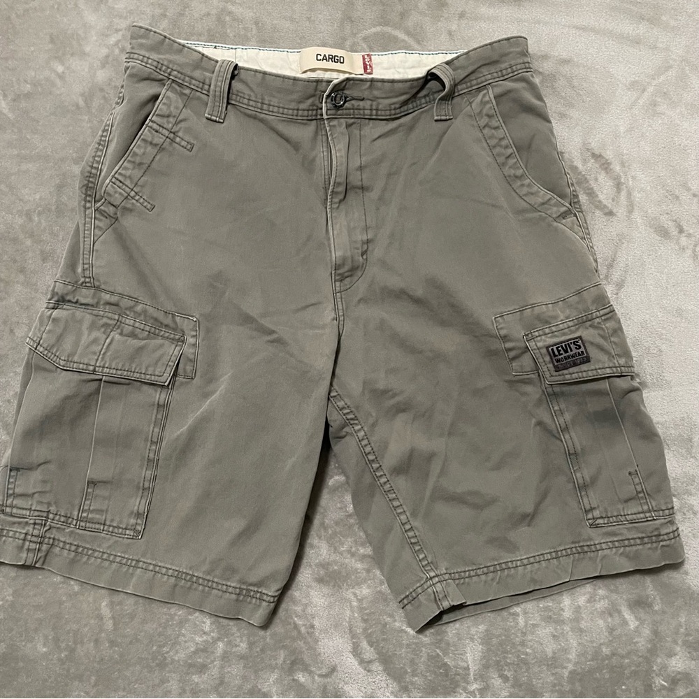 Levi's Men's Cargo Shorts in Army Green Size 34